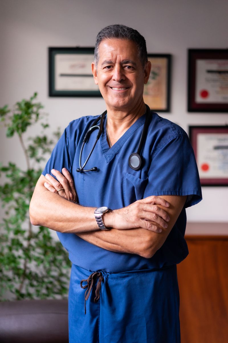 Retrato ilustrativo: Dr. Julián Mora (modelo de banco de imágenes)